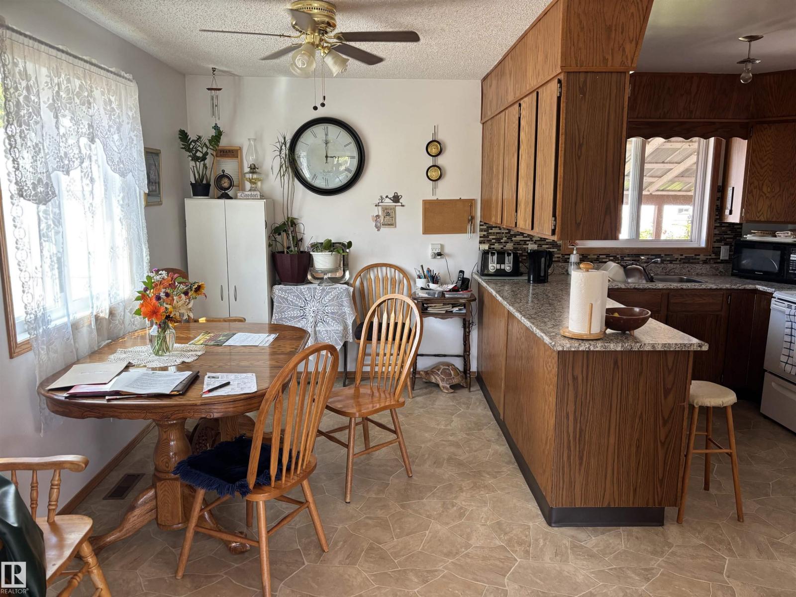 Photo 16 of 4824 49 Av, Sangudo AB