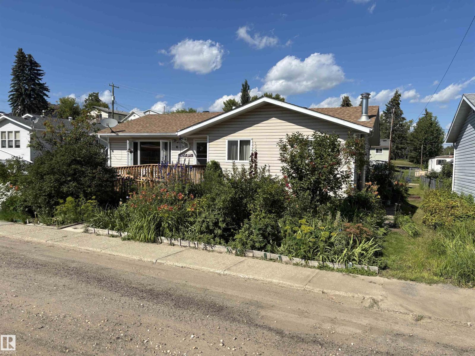 Photo 2 of 4824 49 Av, Sangudo AB