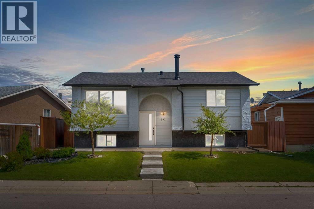 Single Family House Bi-level for Sale in  Rundlecairn Way NE Rundle Calgary 