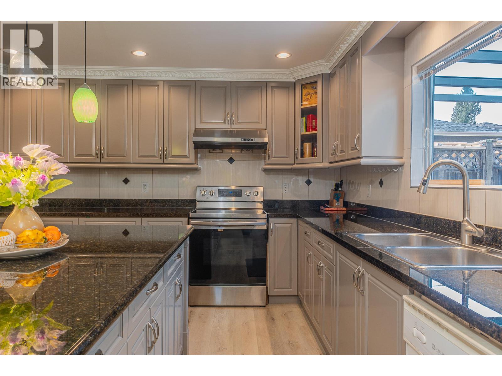 Photo 10 of 6169 Lochdale Street, Burnaby BC