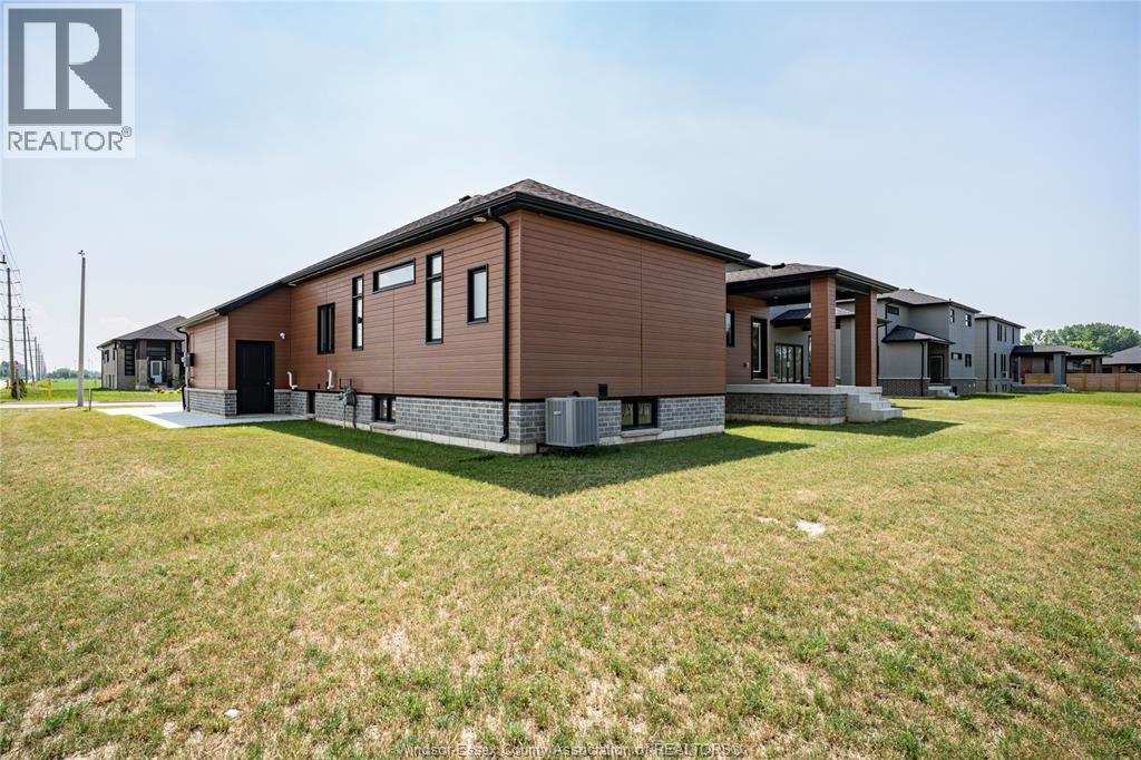 Photo 29 of 121 Hazel Crescent, Kingsville ON