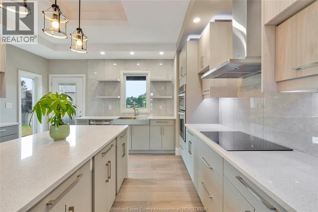 Photo 10 of 121 Hazel Crescent, Kingsville ON