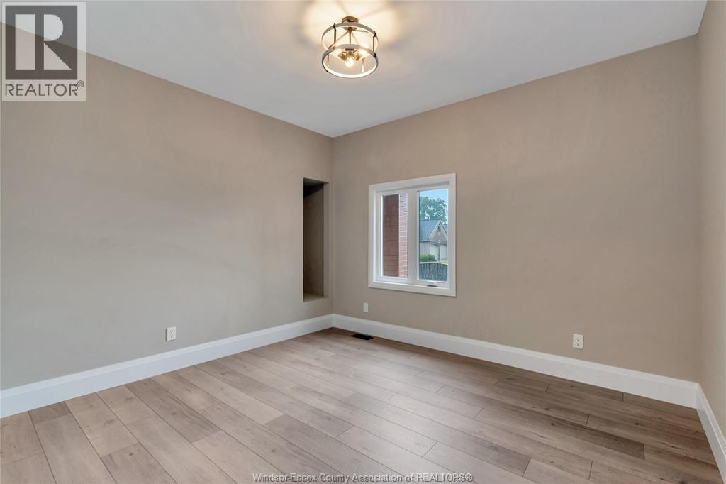 Photo 21 of 121 Hazel Crescent, Kingsville ON