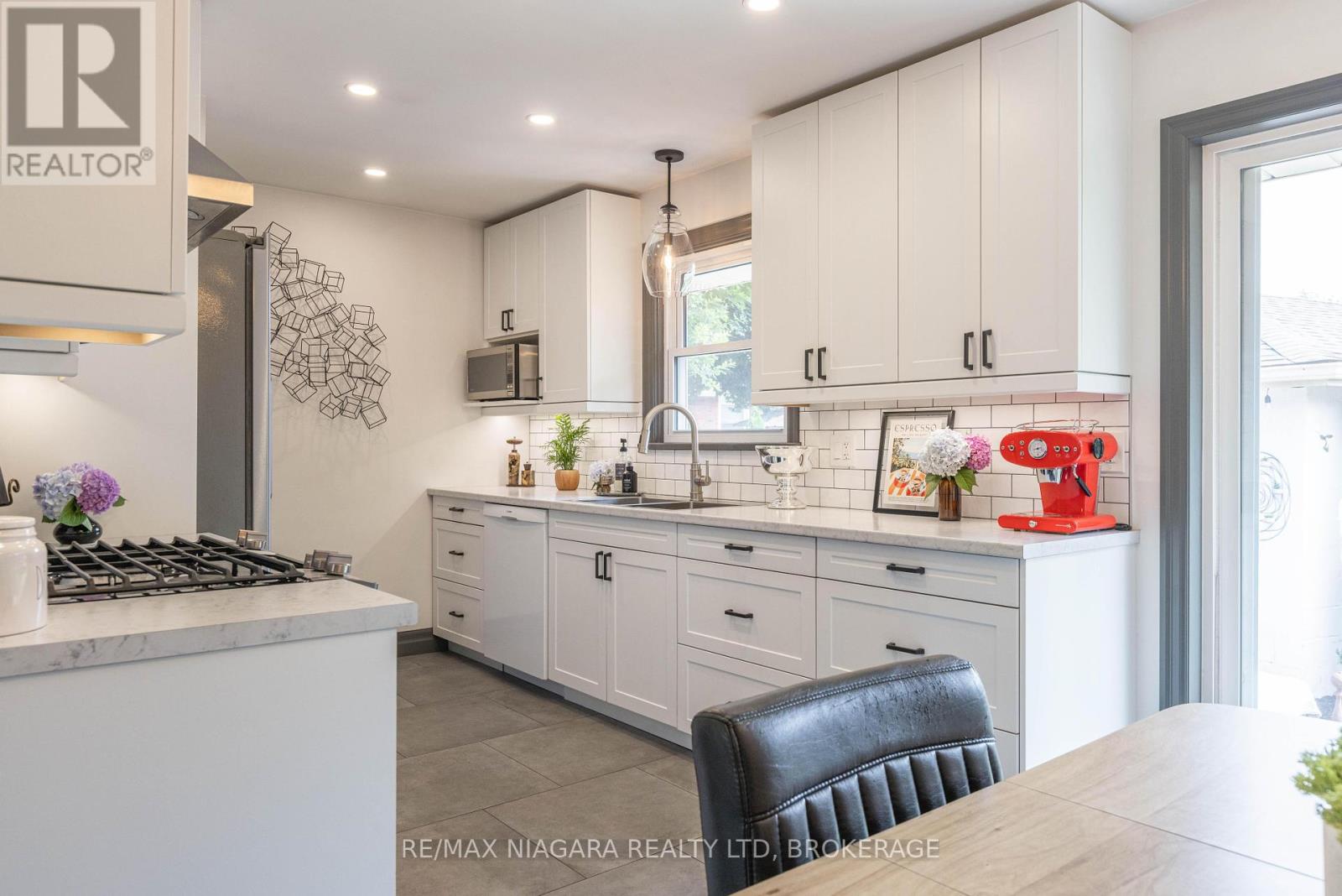 Photo 8 of 6000 Mayfair Drive, Niagara Falls ON