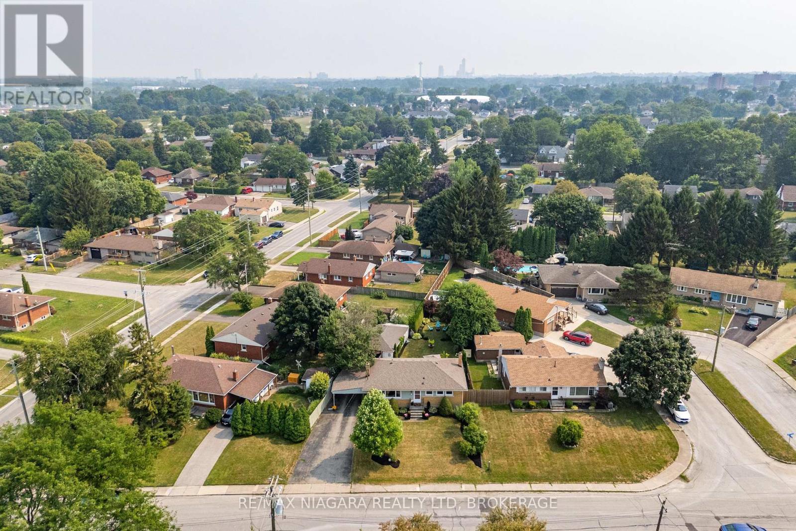 Photo 3 of 6000 Mayfair Drive, Niagara Falls ON