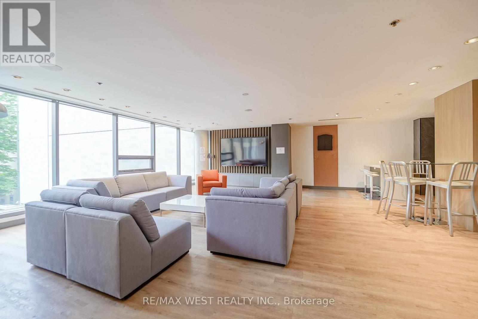 Photo 11 of 293 Mutual Street, Toronto ON