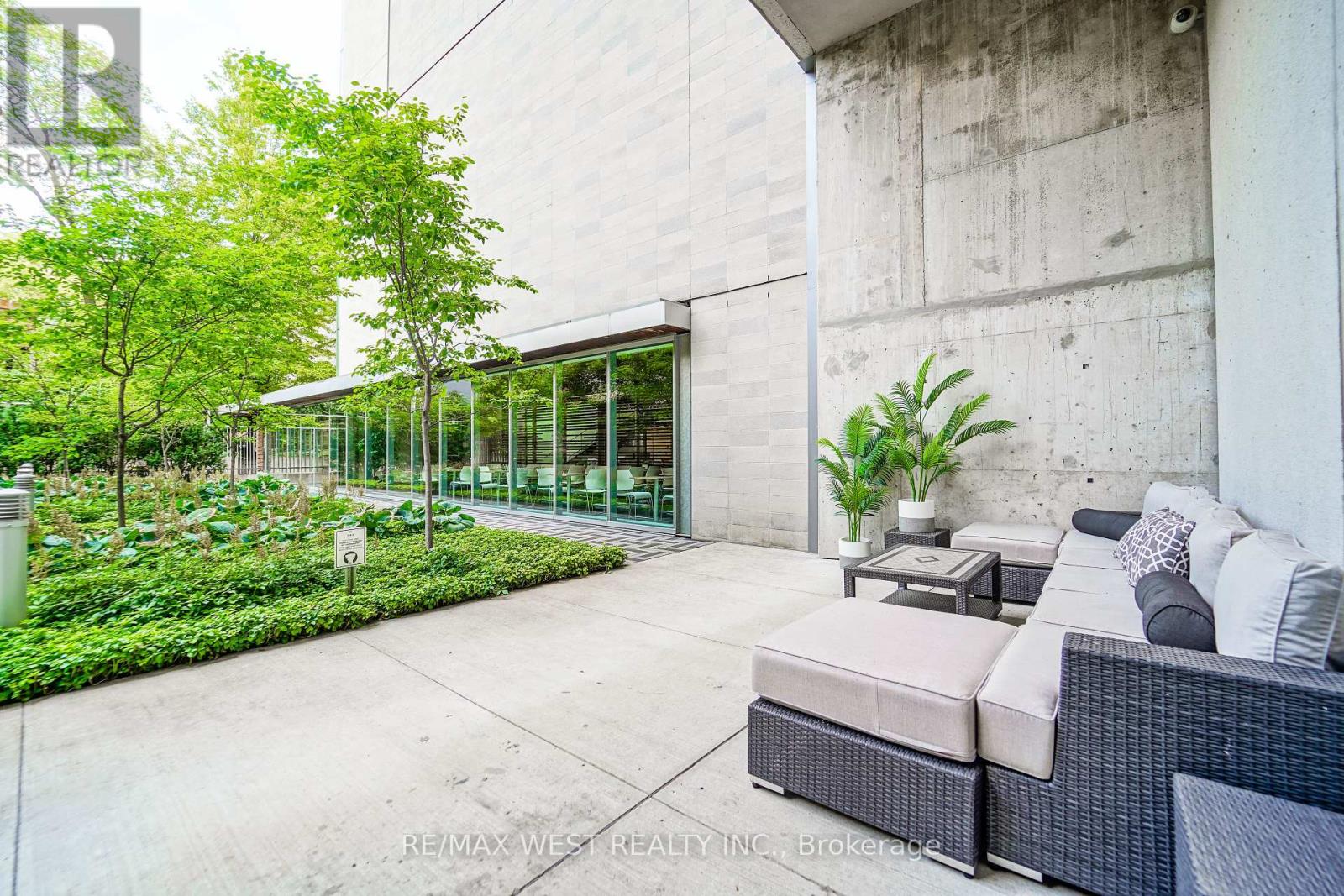 Photo 2 of 293 Mutual Street, Toronto ON