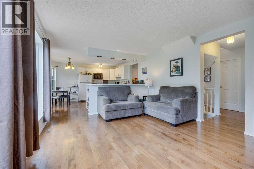 Single Family House for Sale in  Douglas Ridge Green SE Douglasdale/Glen Calgary 