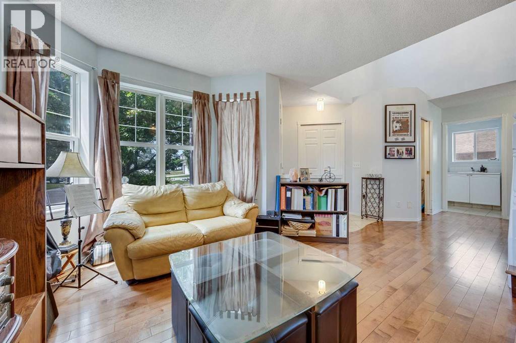 Single Family House for Sale in  Douglas Ridge Green SE Douglasdale/Glen Calgary 