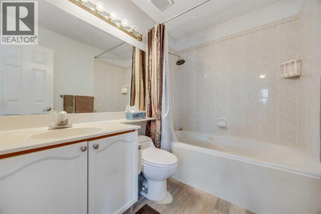 Single Family House for Sale in  Douglas Ridge Green SE Douglasdale/Glen Calgary 