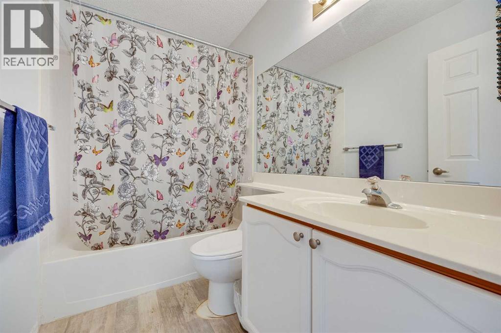 Single Family House for Sale in  Douglas Ridge Green SE Douglasdale/Glen Calgary 