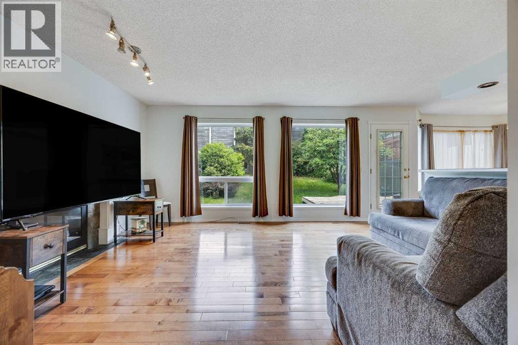 Single Family House for Sale in  Douglas Ridge Green SE Douglasdale/Glen Calgary 