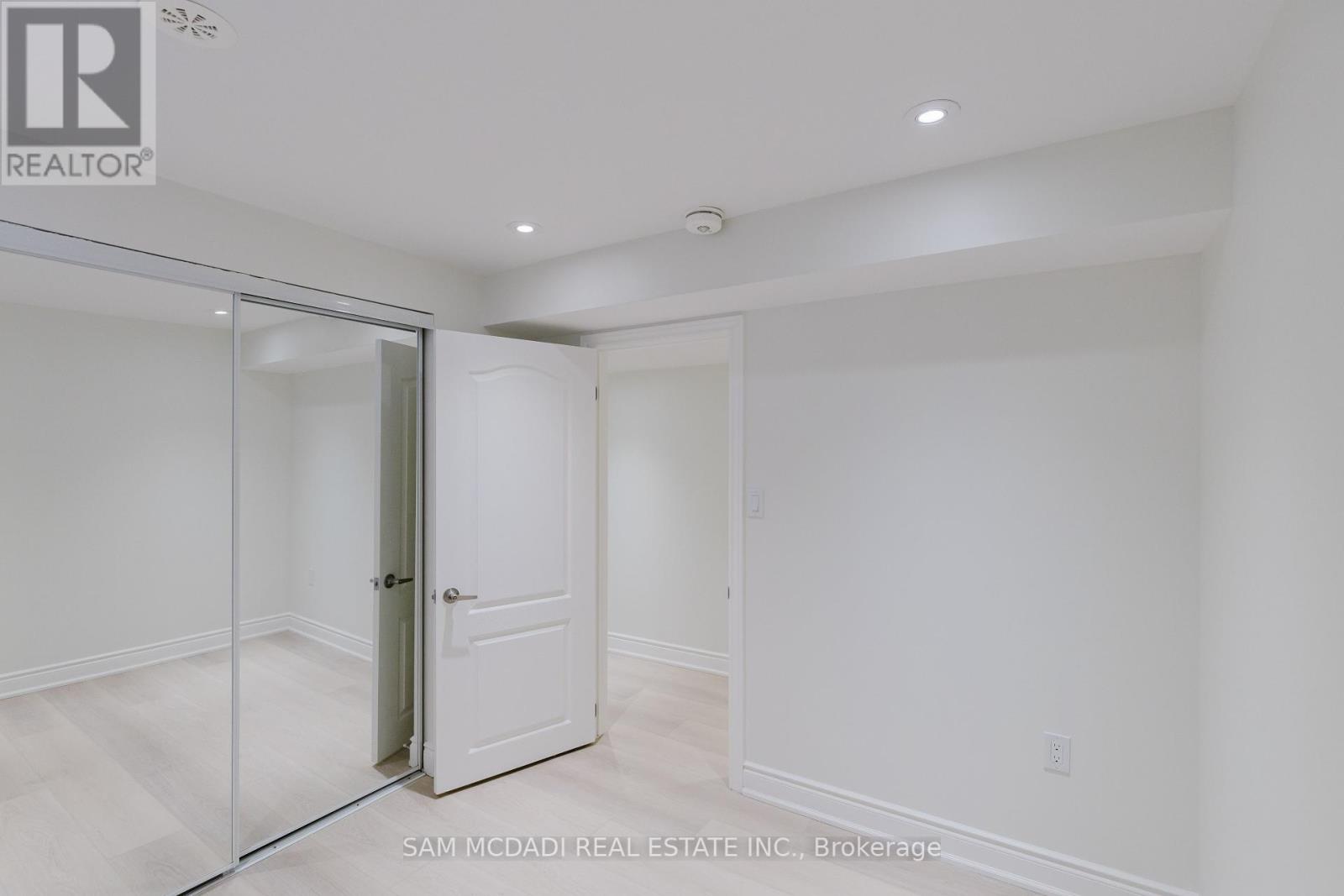 Photo 14 of 5489 Festival Drive, Mississauga ON