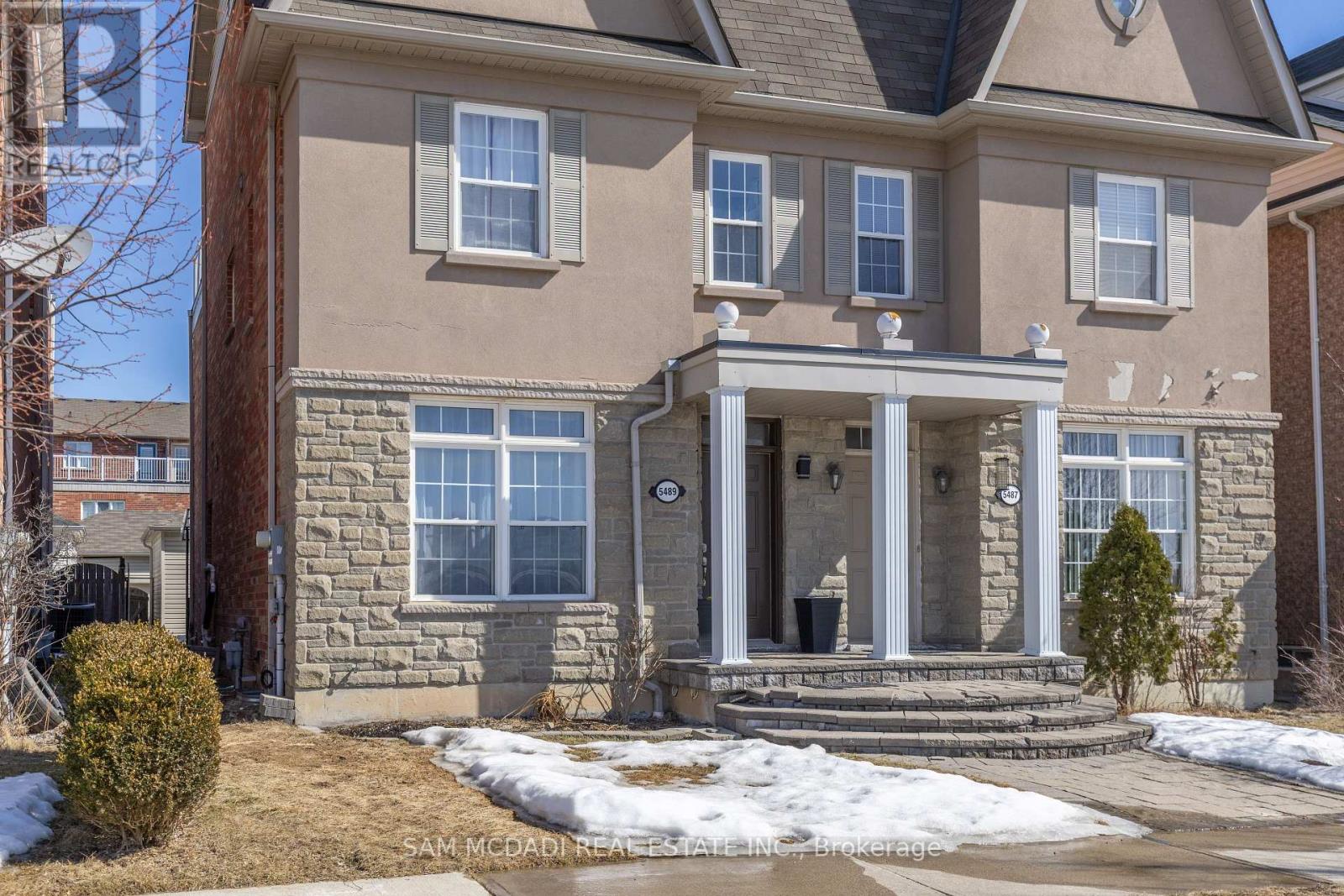 Photo 2 of 5489 Festival Drive, Mississauga ON