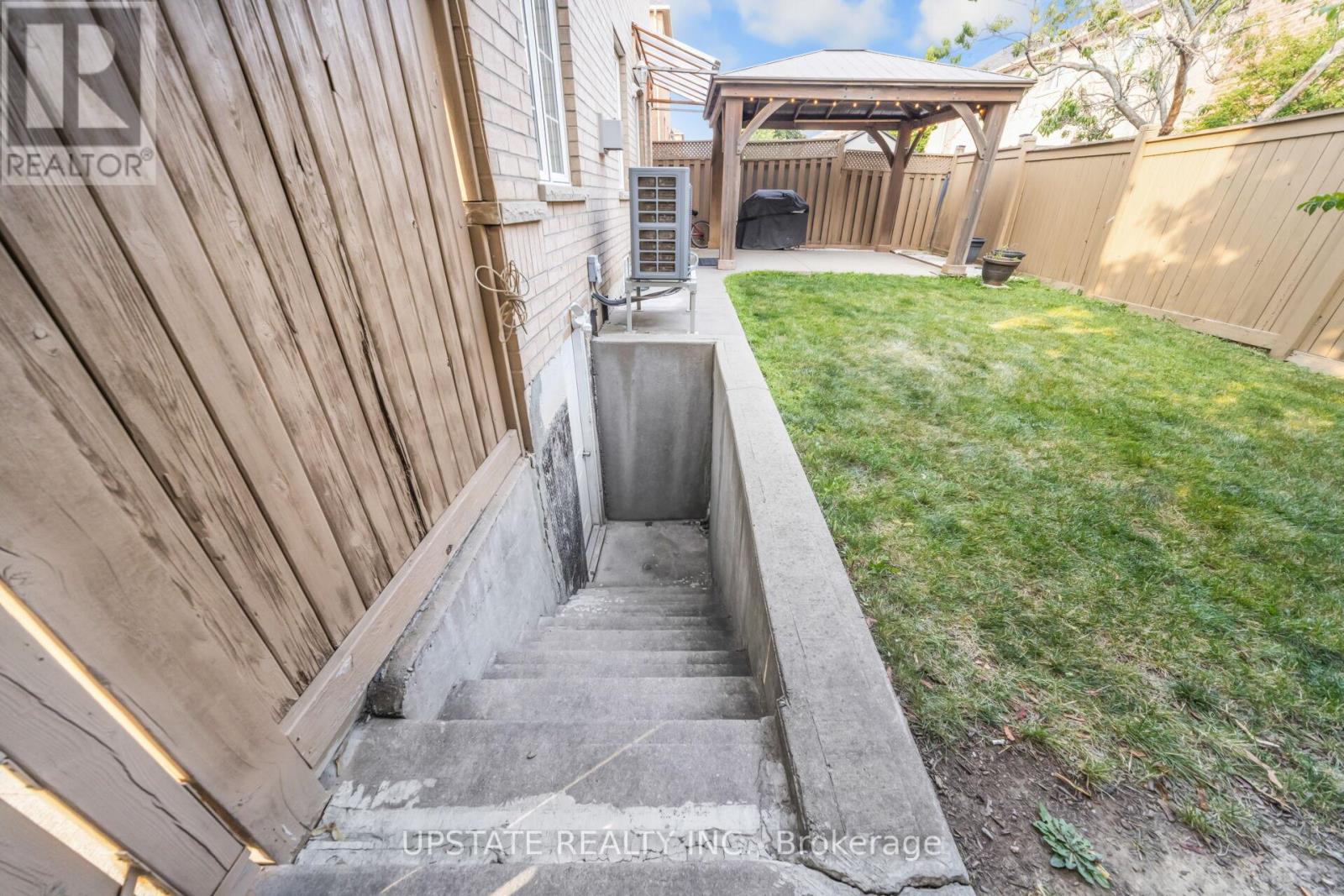 Photo 32 of 48 Clementine Drive, Brampton ON