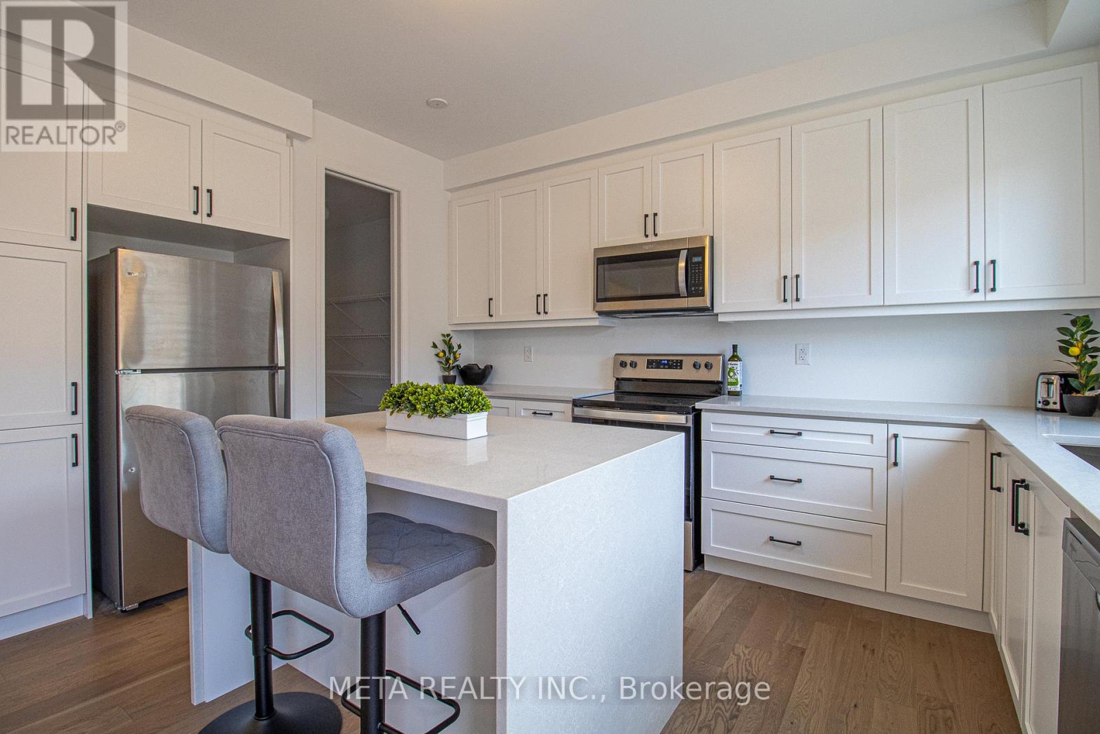 Photo 9 of 1359 William Halton Parkway, Oakville ON