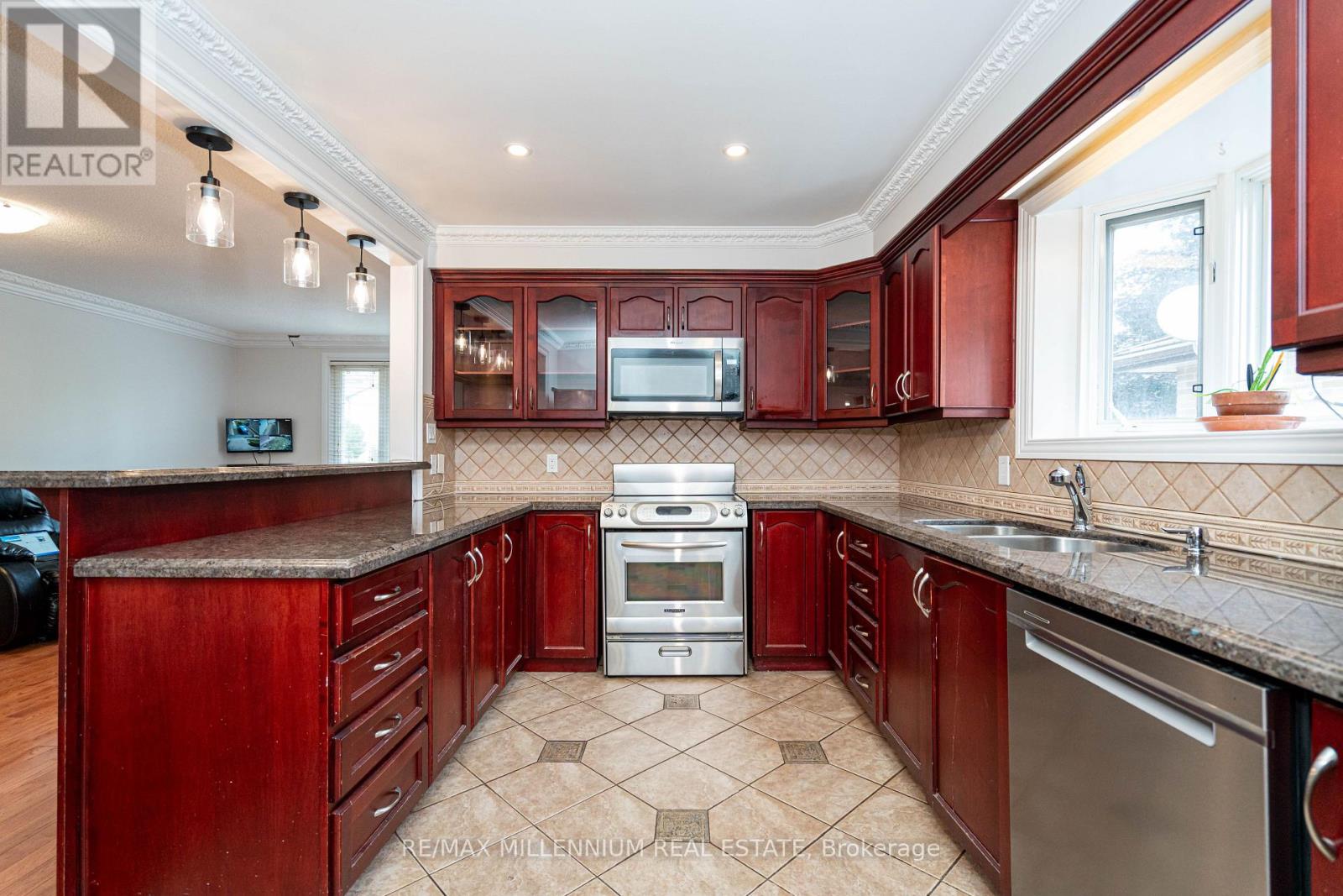 Photo 11 of 120 Madoc Drive, Brampton ON