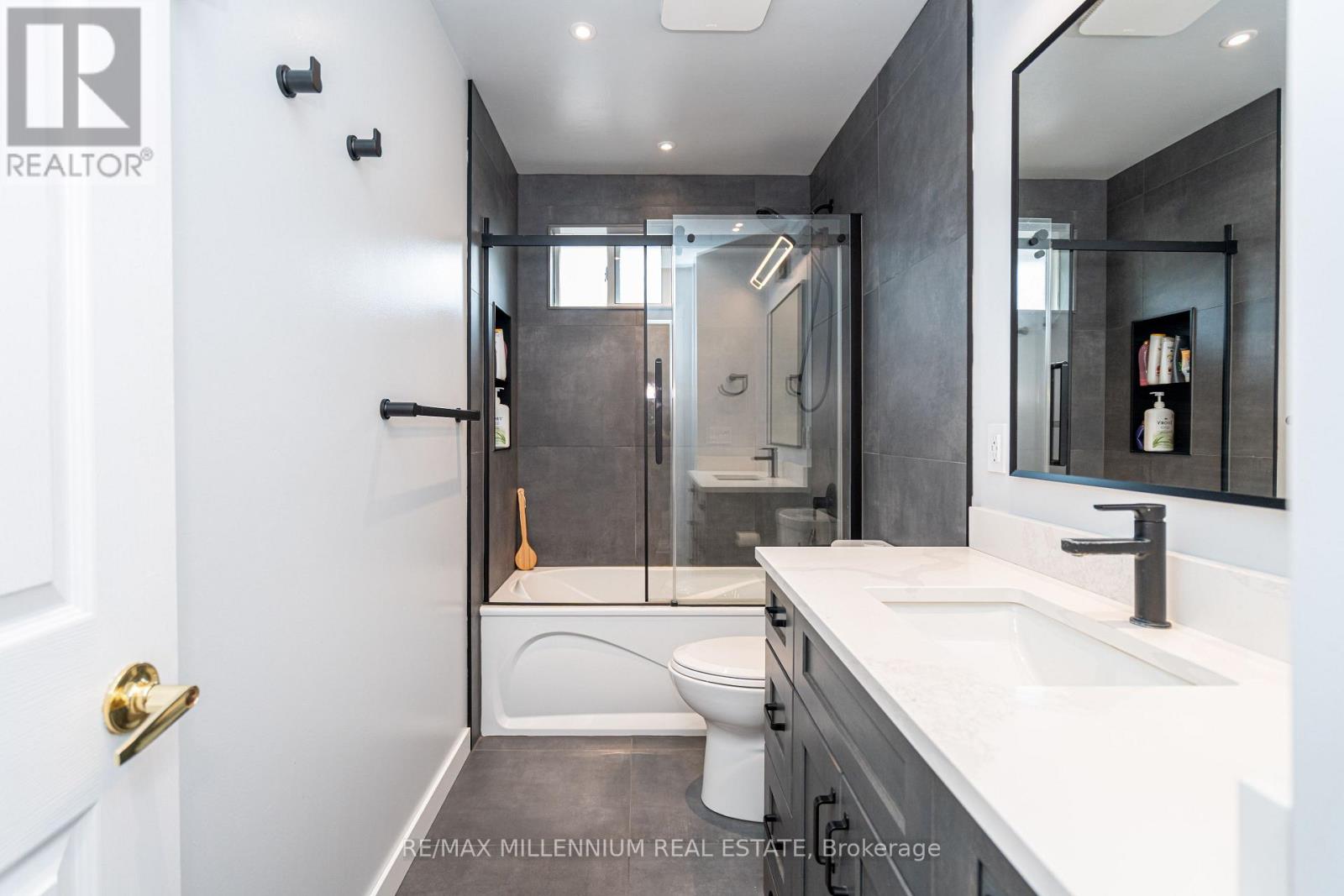 Photo 30 of 120 Madoc Drive, Brampton ON