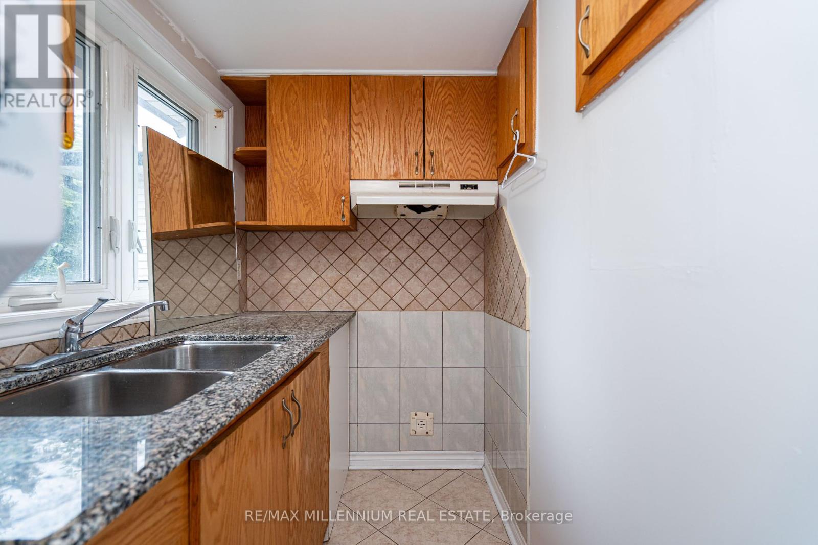 Photo 39 of 120 Madoc Drive, Brampton ON