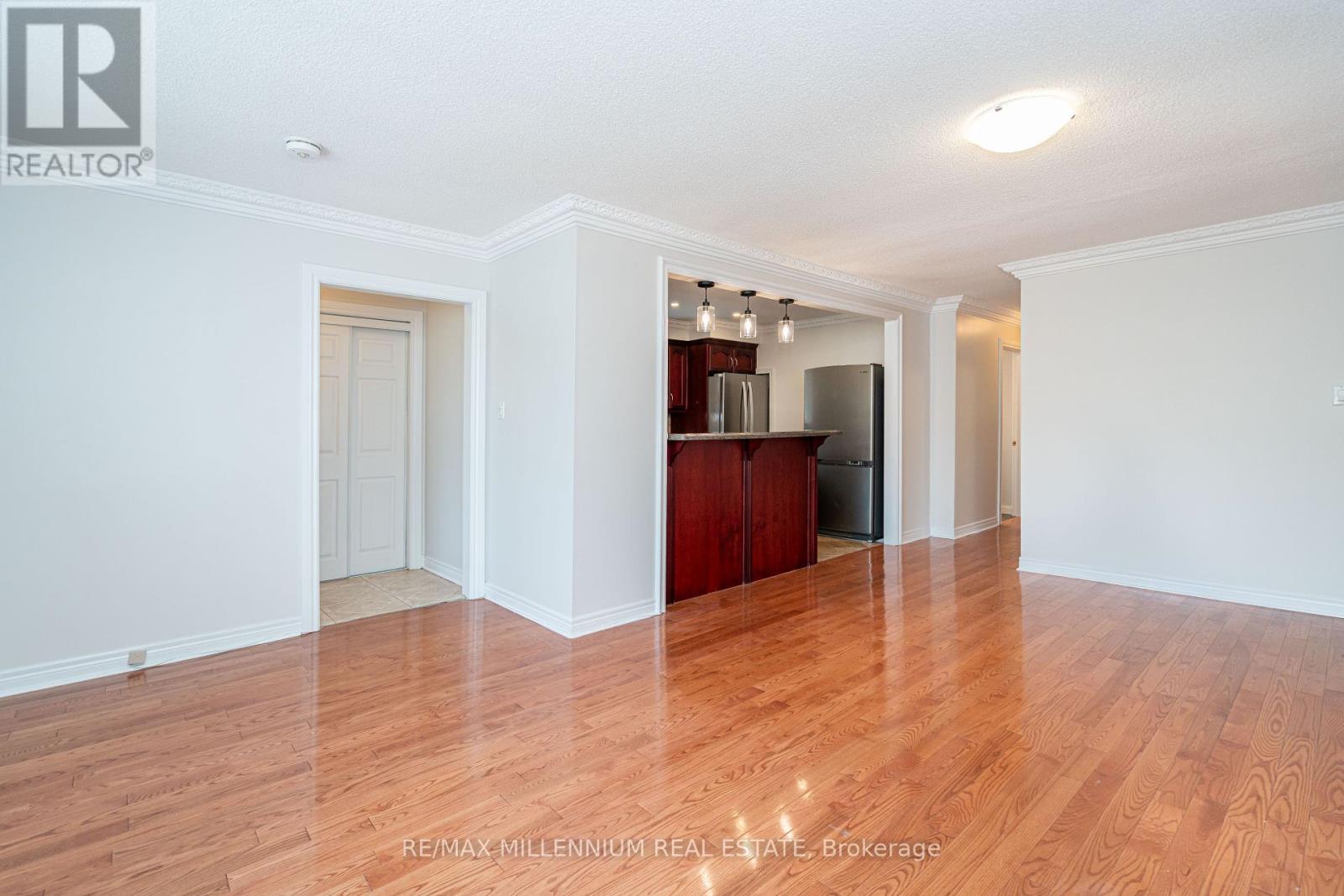 Photo 6 of 120 Madoc Drive, Brampton ON