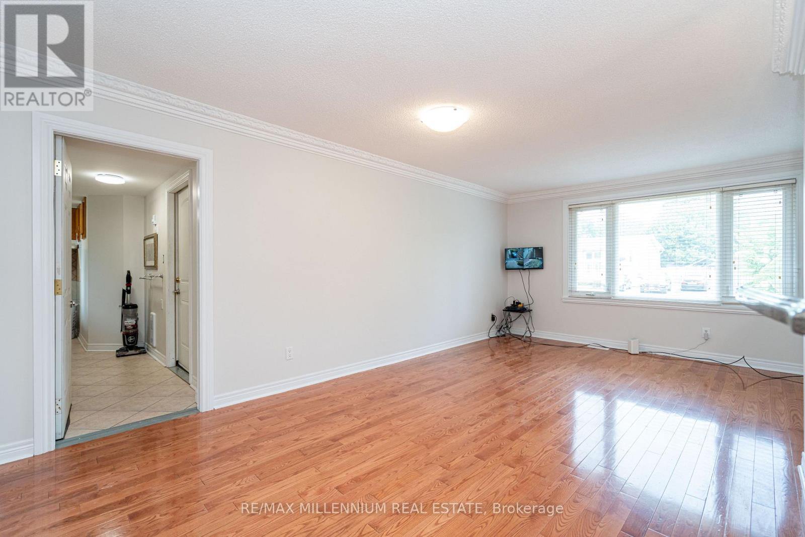 Photo 9 of 120 Madoc Drive, Brampton ON