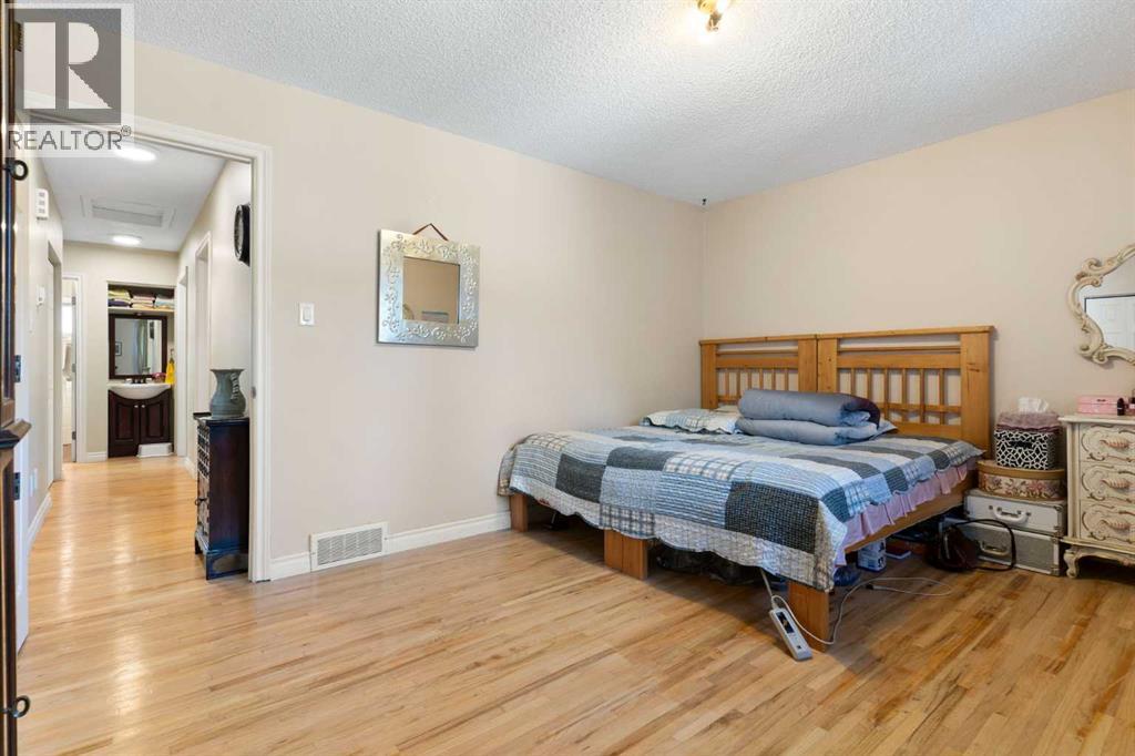 Single Family House Bungalow for Sale in  Hillgrove Drive SW Haysboro Calgary 