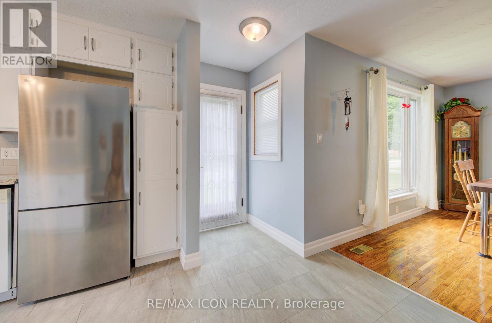 254 WELLINGTON STREET W - 4