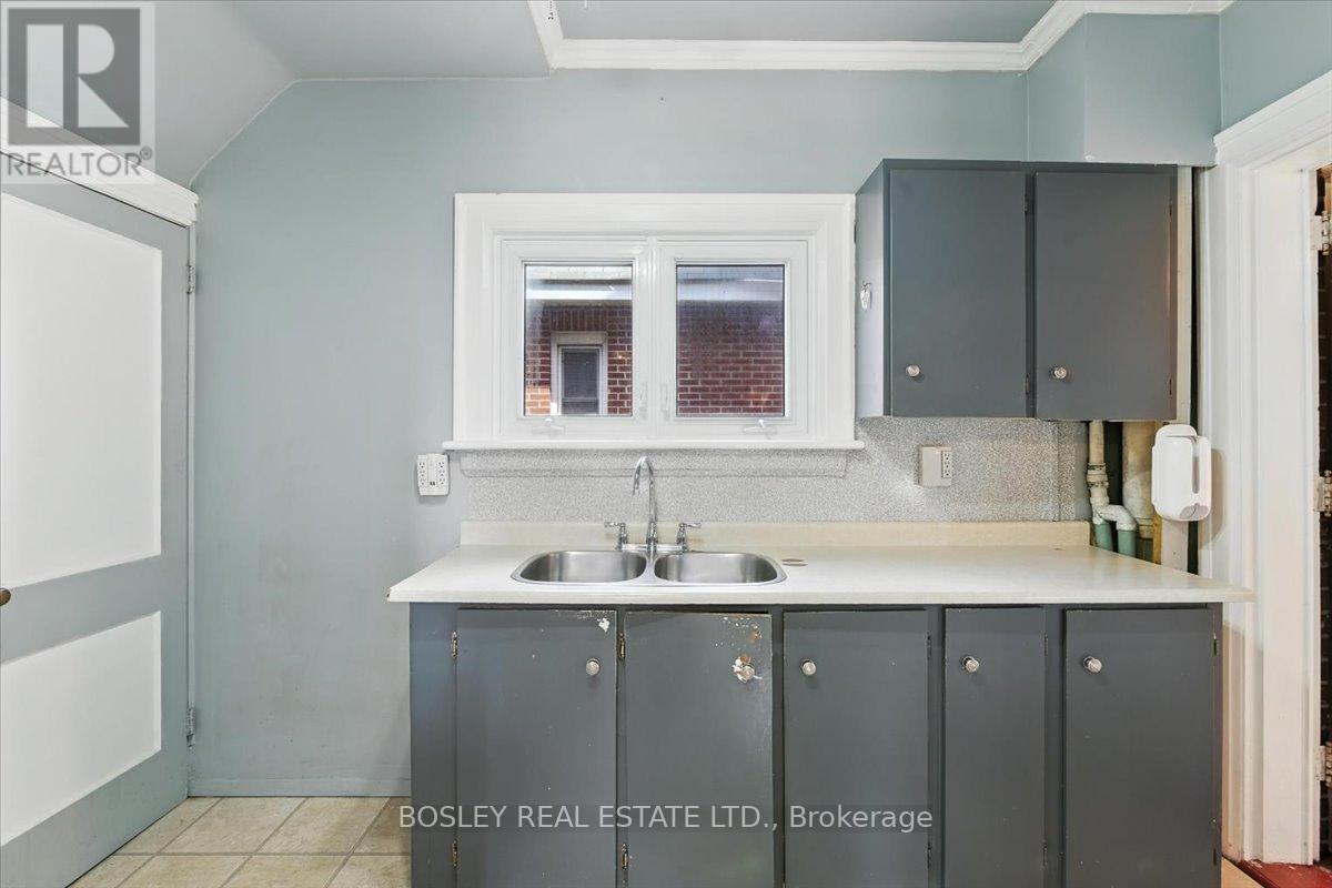 Photo 11 of 712 Park Street S, Peterborough South ON