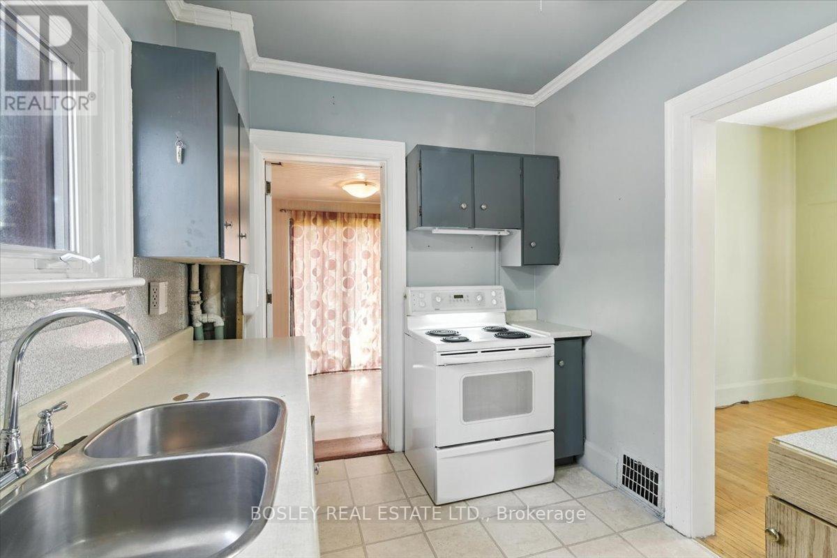 Photo 3 of 712 Park Street S, Peterborough South ON