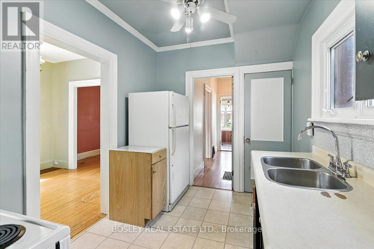 Photo 26 of 712 Park Street S, Peterborough South ON