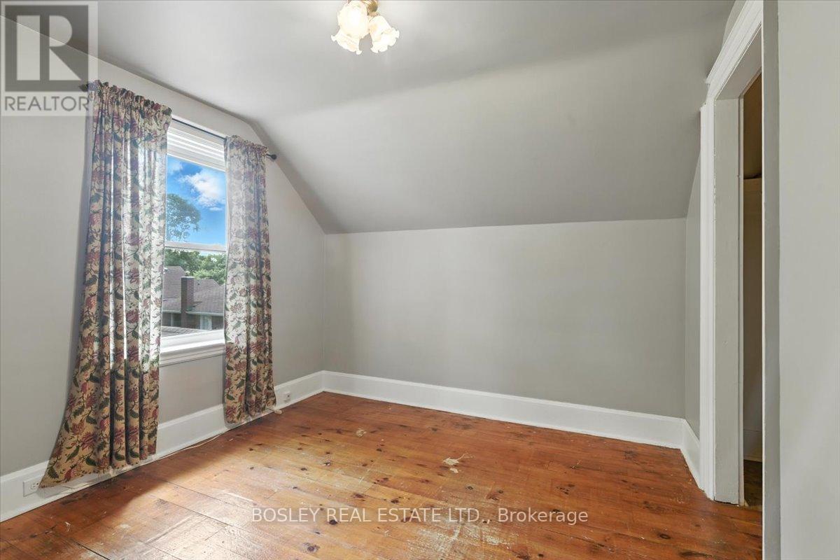 Photo 5 of 712 Park Street S, Peterborough South ON