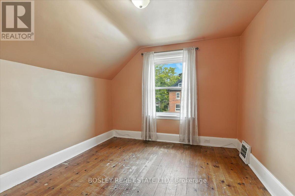 Photo 24 of 712 Park Street S, Peterborough South ON