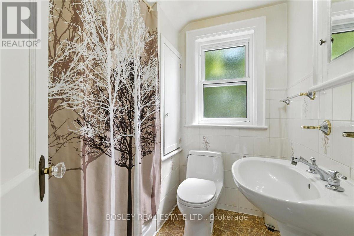 Photo 2 of 712 Park Street S, Peterborough South ON