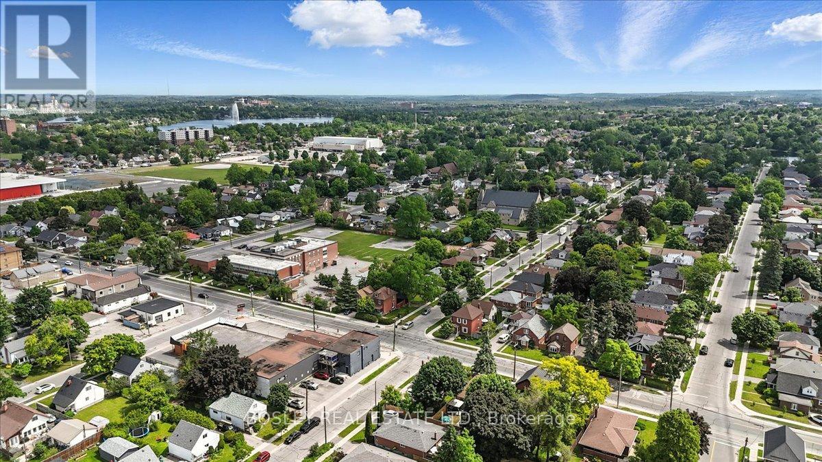 Photo 6 of 712 Park Street S, Peterborough South ON