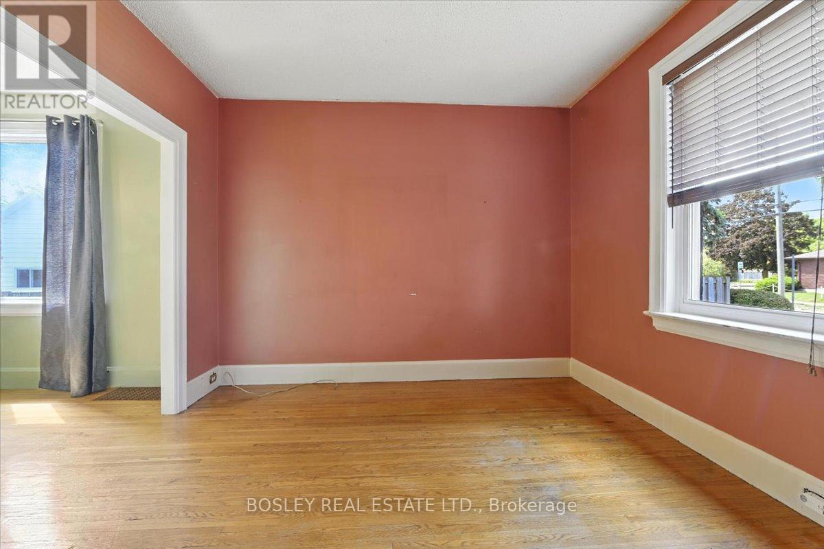 Photo 8 of 712 Park Street S, Peterborough South ON