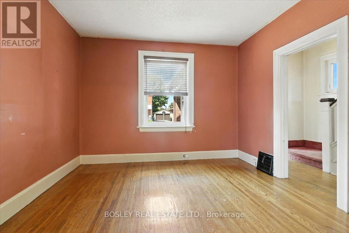 Photo 10 of 712 Park Street S, Peterborough South ON