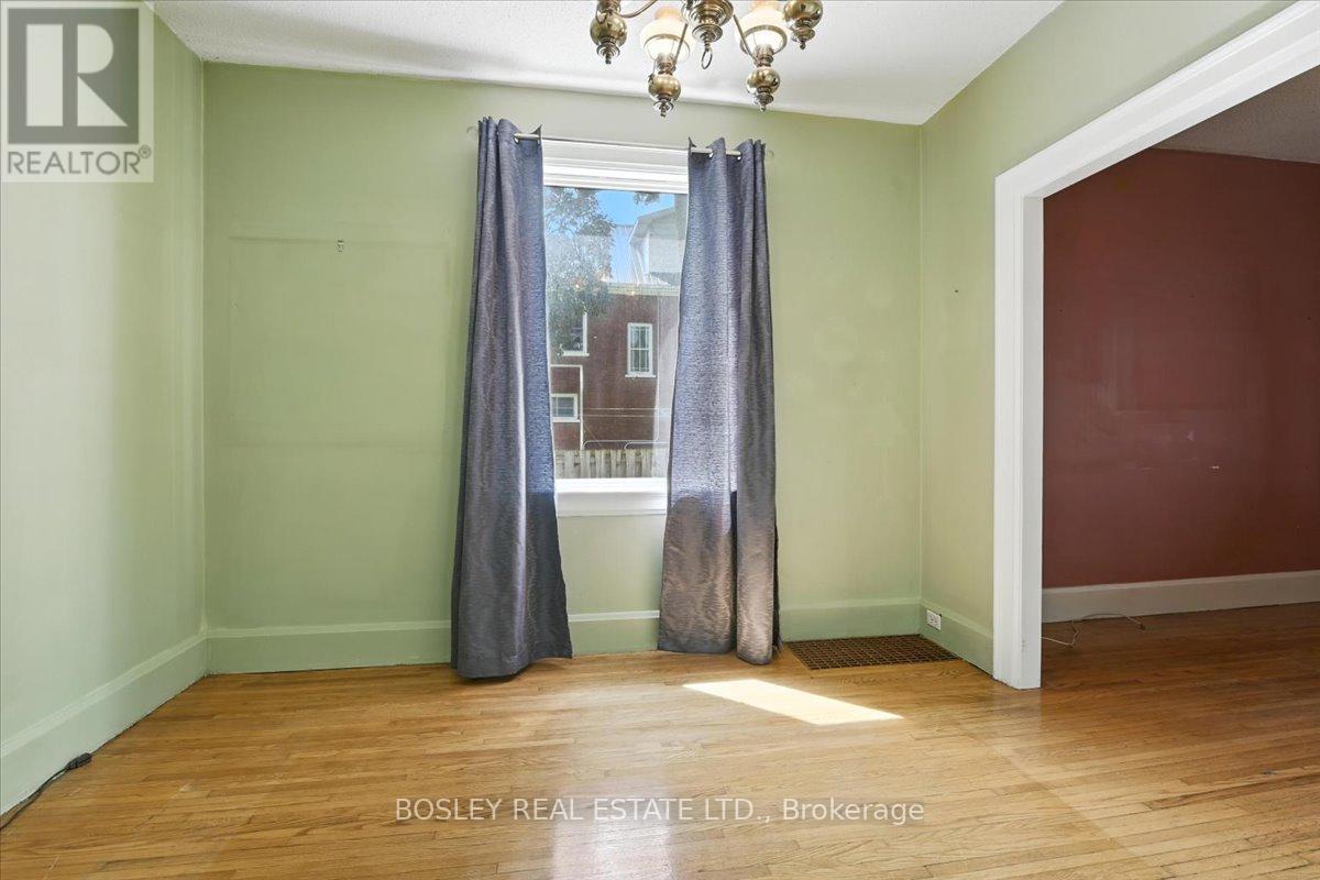 Photo 4 of 712 Park Street S, Peterborough South ON