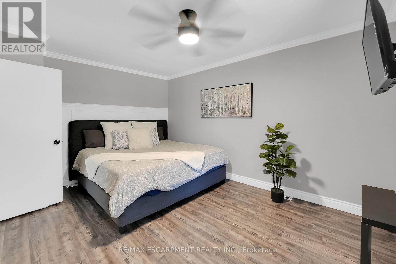 Photo 13 of 429 Elizabeth Street, Grimsby ON