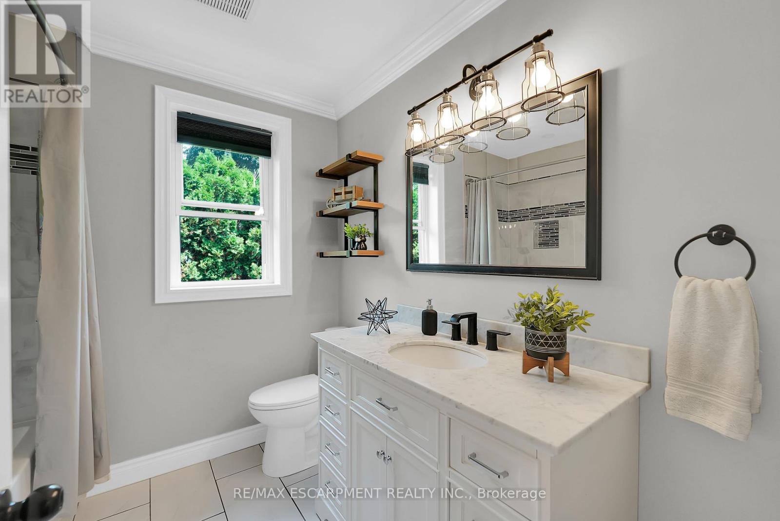 Photo 15 of 429 Elizabeth Street, Grimsby ON