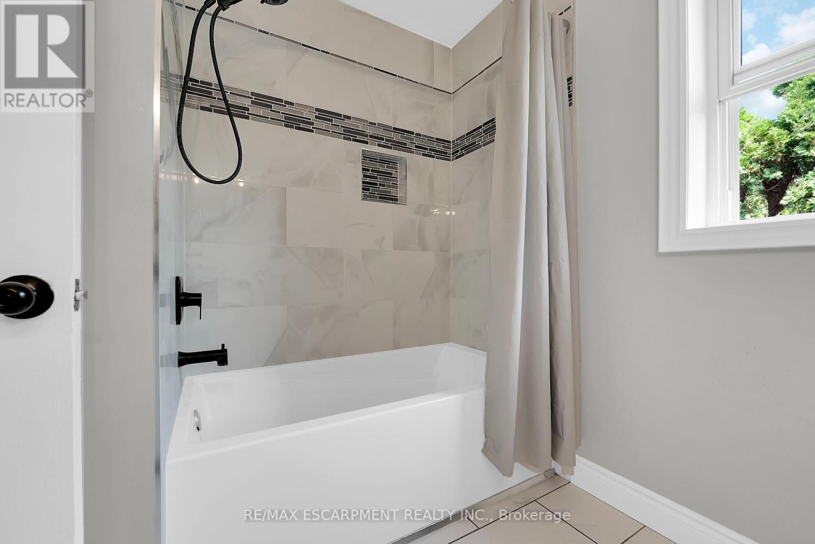 Photo 26 of 429 Elizabeth Street, Grimsby ON