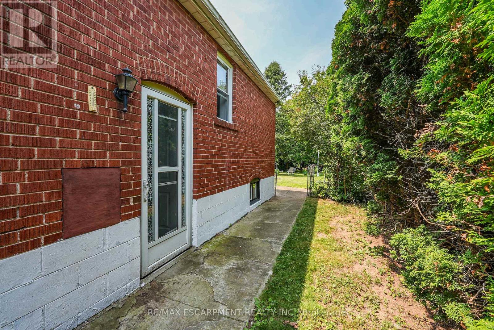 Photo 2 of 429 Elizabeth Street, Grimsby ON