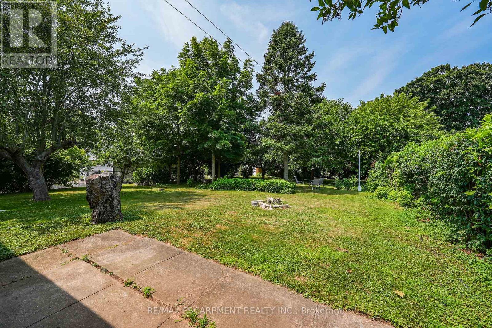 Photo 4 of 429 Elizabeth Street, Grimsby ON
