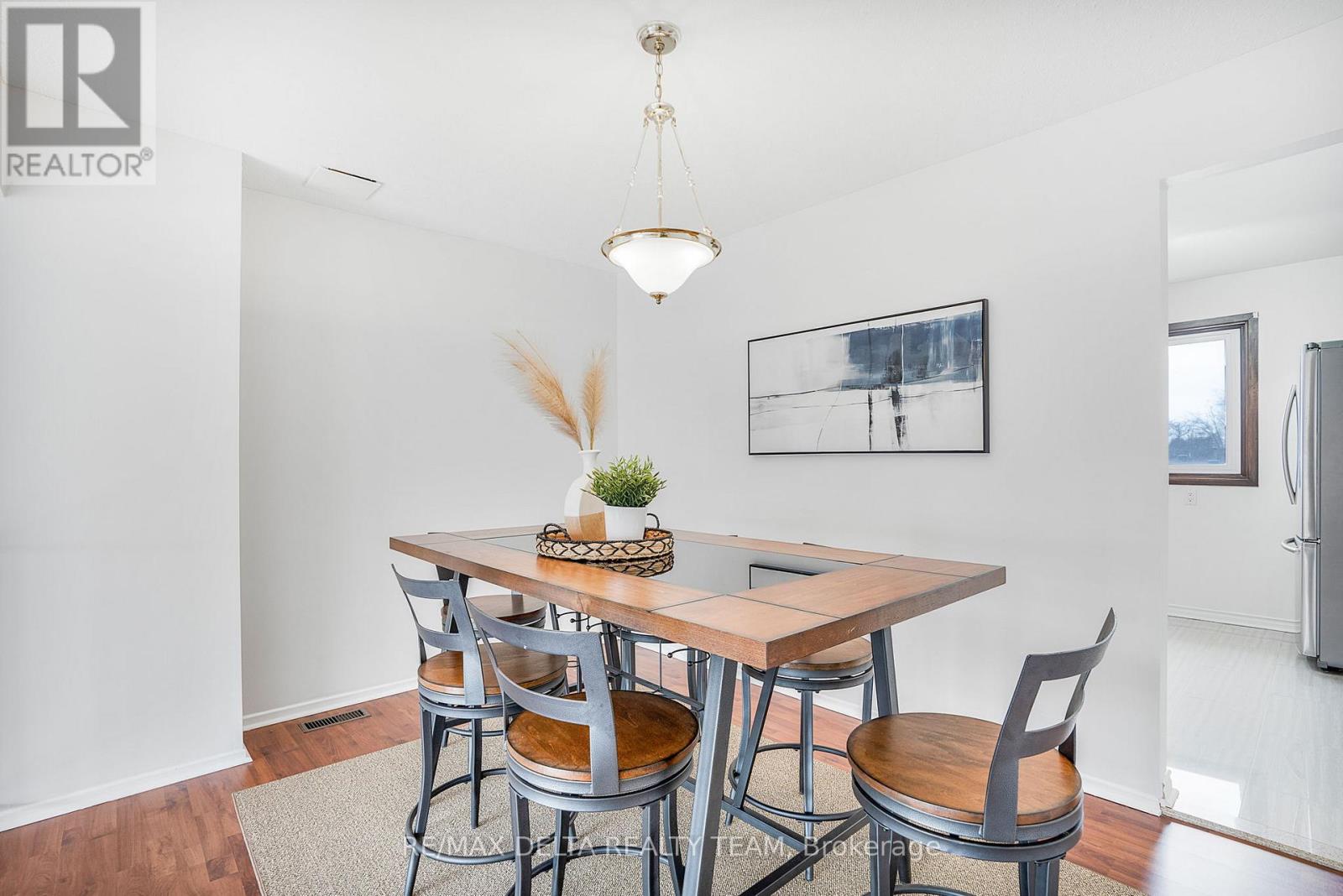 Photo 23 of 49 2115 Erinbrook Crescent, Ottawa ON