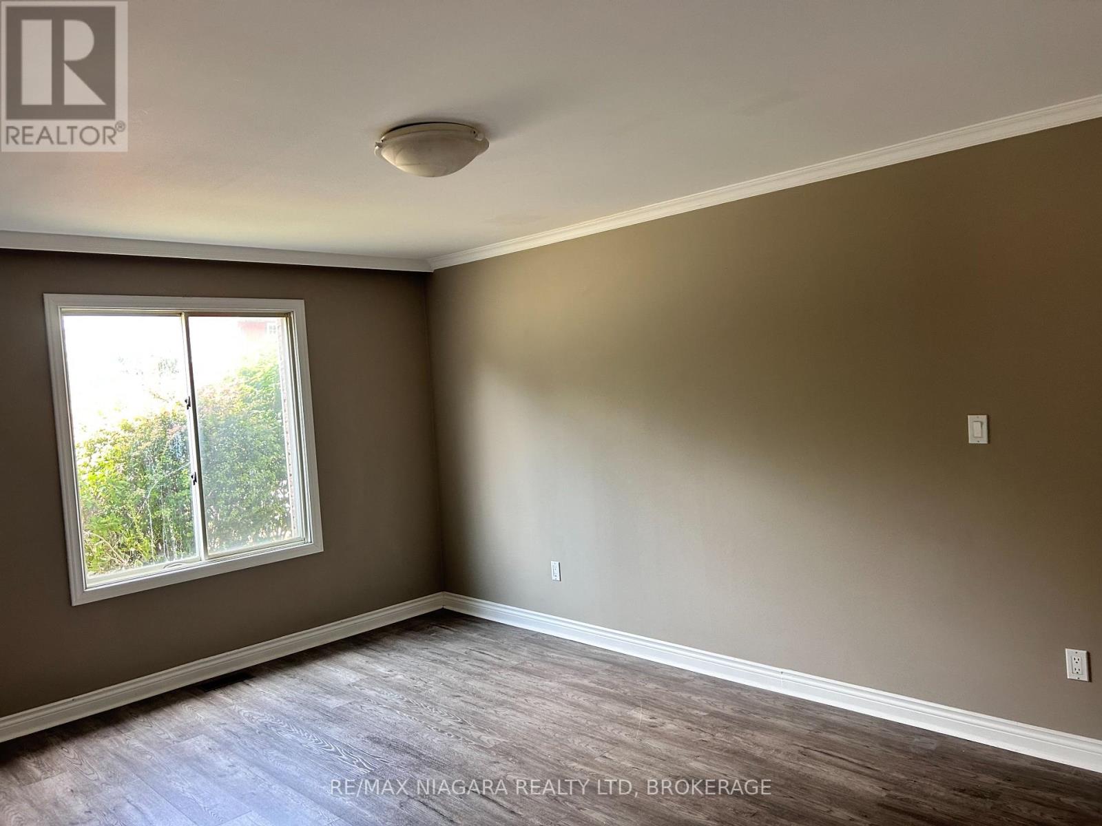 Photo 3 of 6319 Jupiter Boulevard, Niagara Falls ON