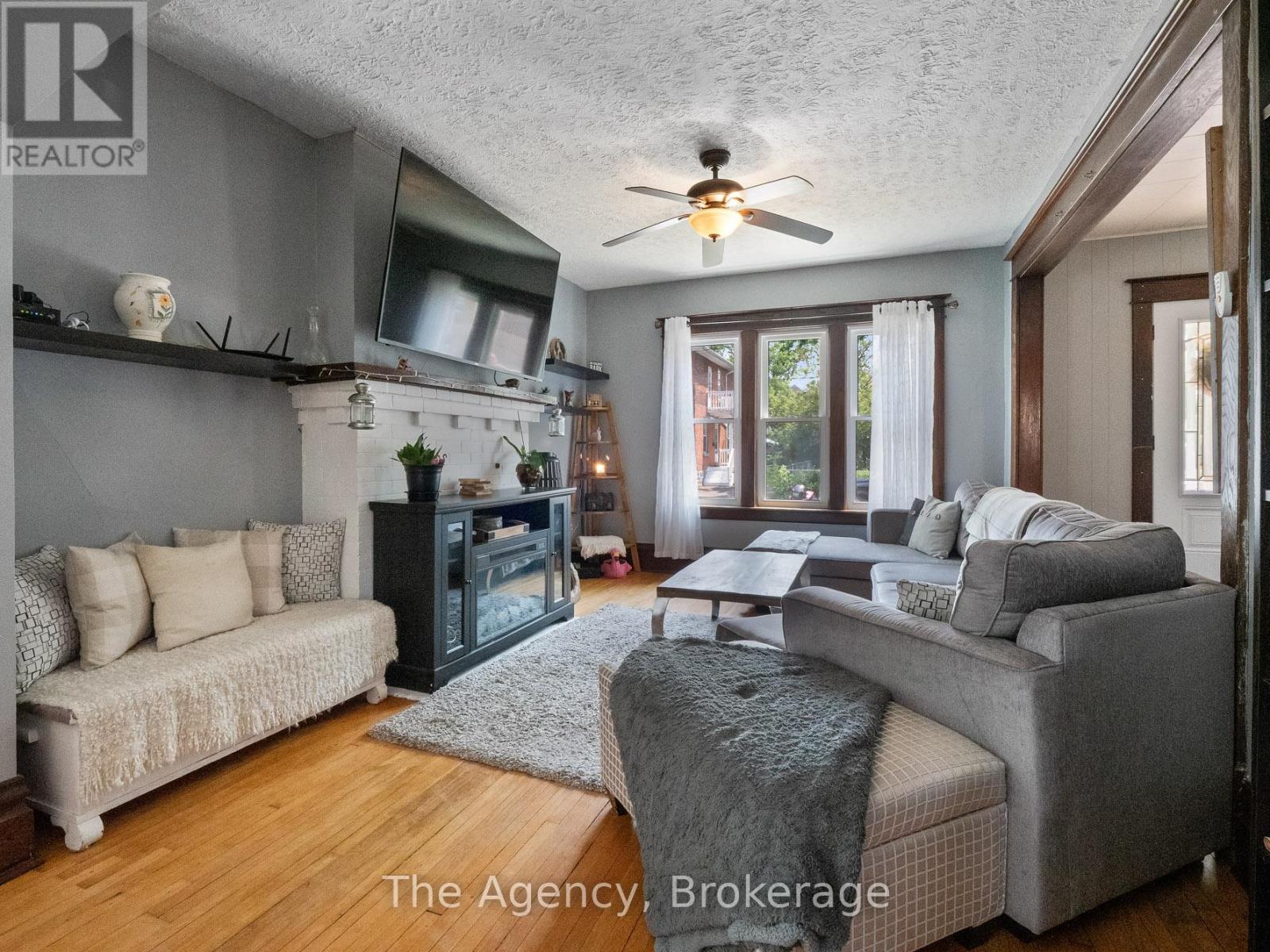 Photo 24 of 48 Grove Street, Welland ON