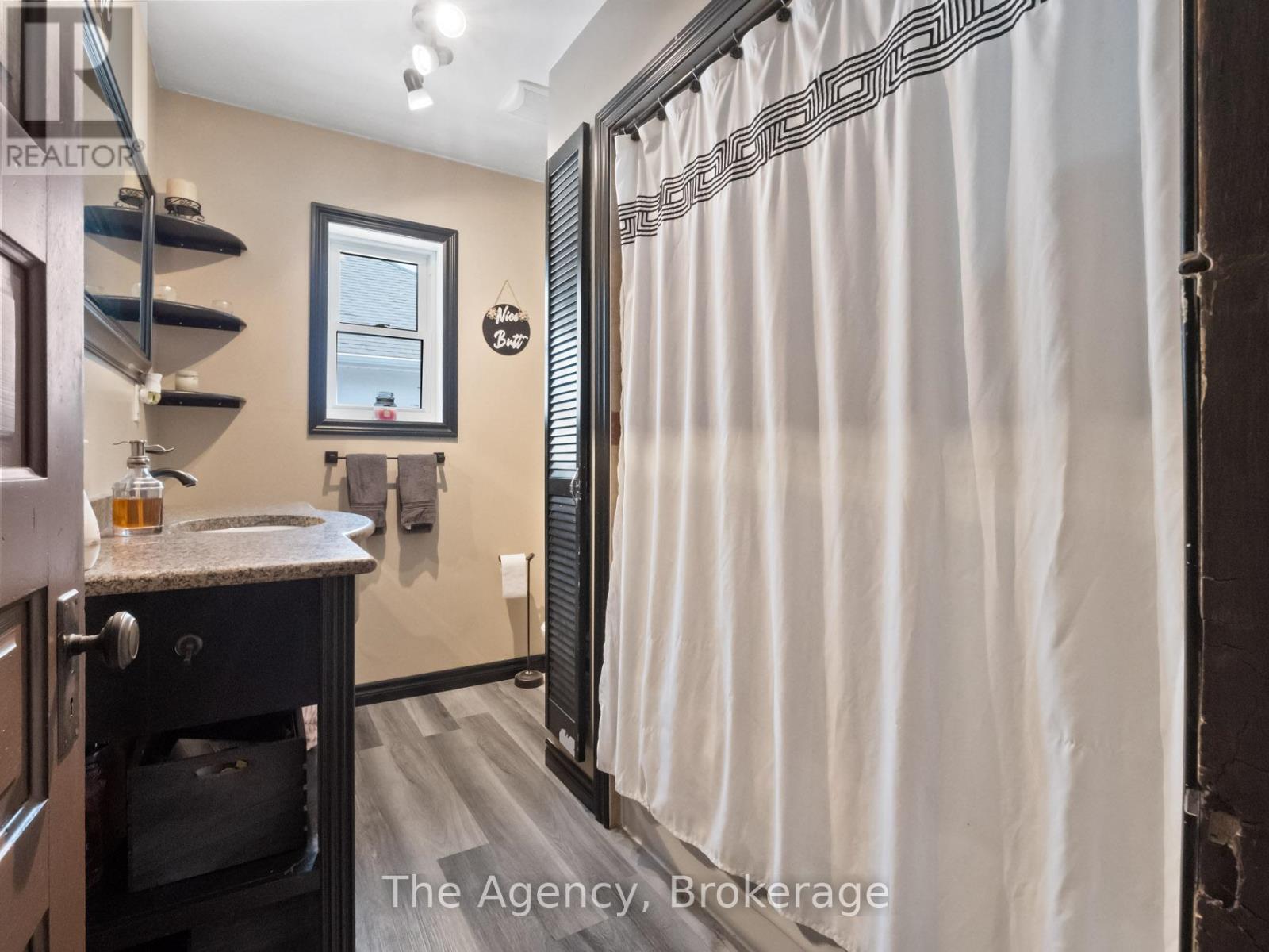Photo 5 of 48 Grove Street, Welland ON