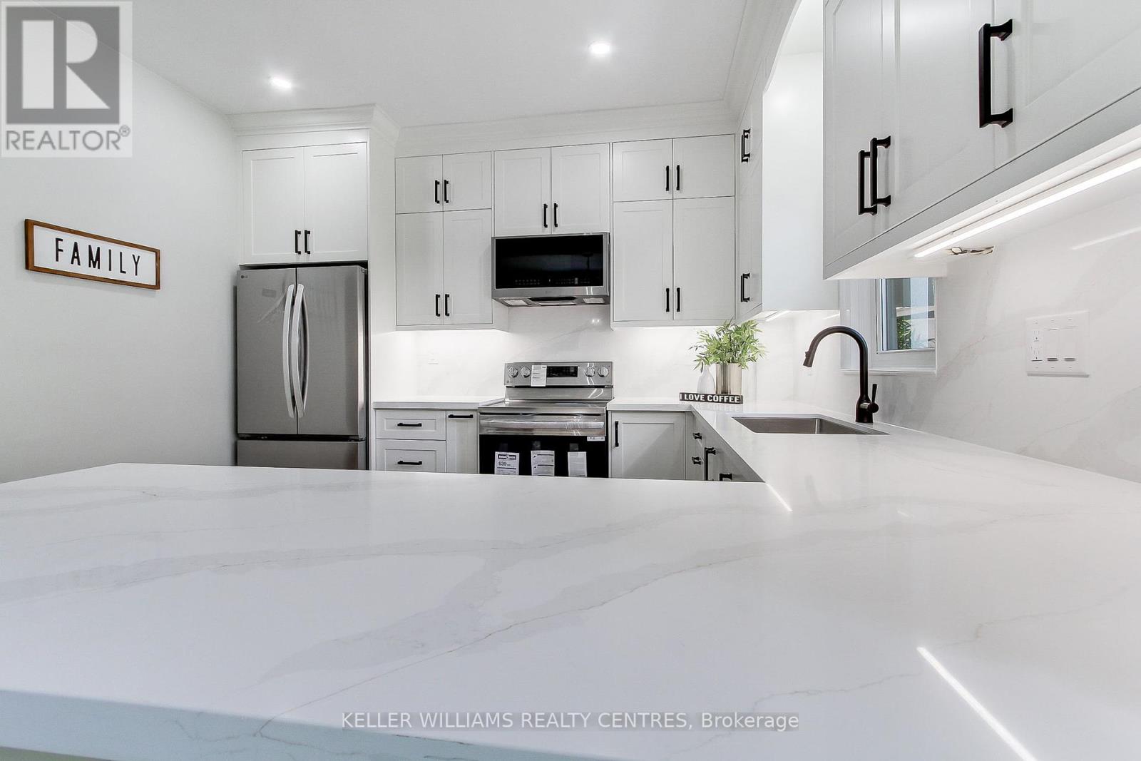 Photo 16 of 379 Park Avenue, Newmarket ON
