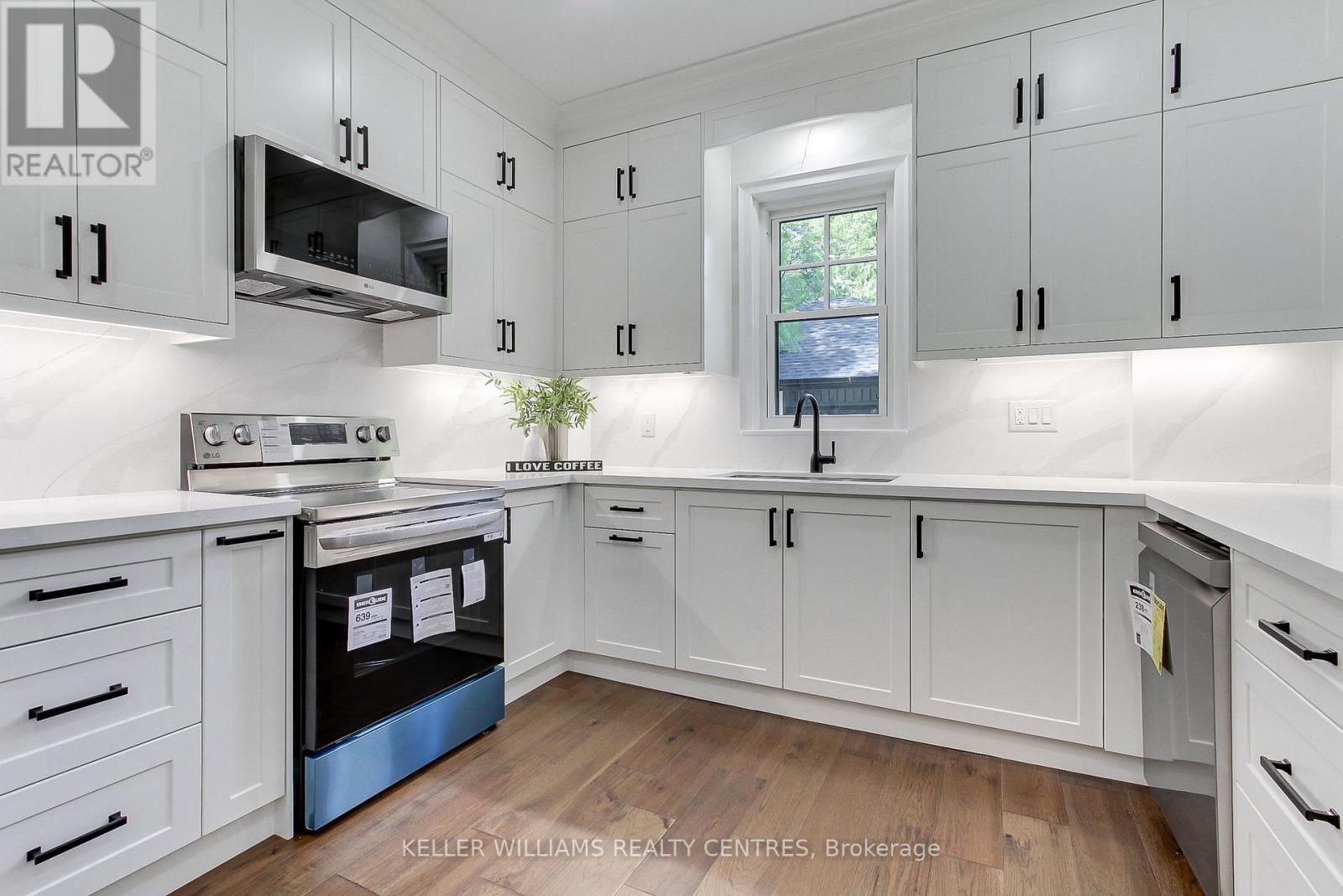 Photo 17 of 379 Park Avenue, Newmarket ON