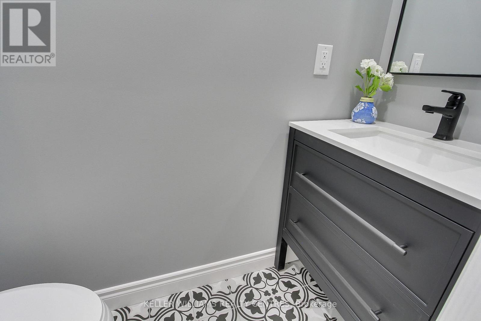 Photo 21 of 379 Park Avenue, Newmarket ON