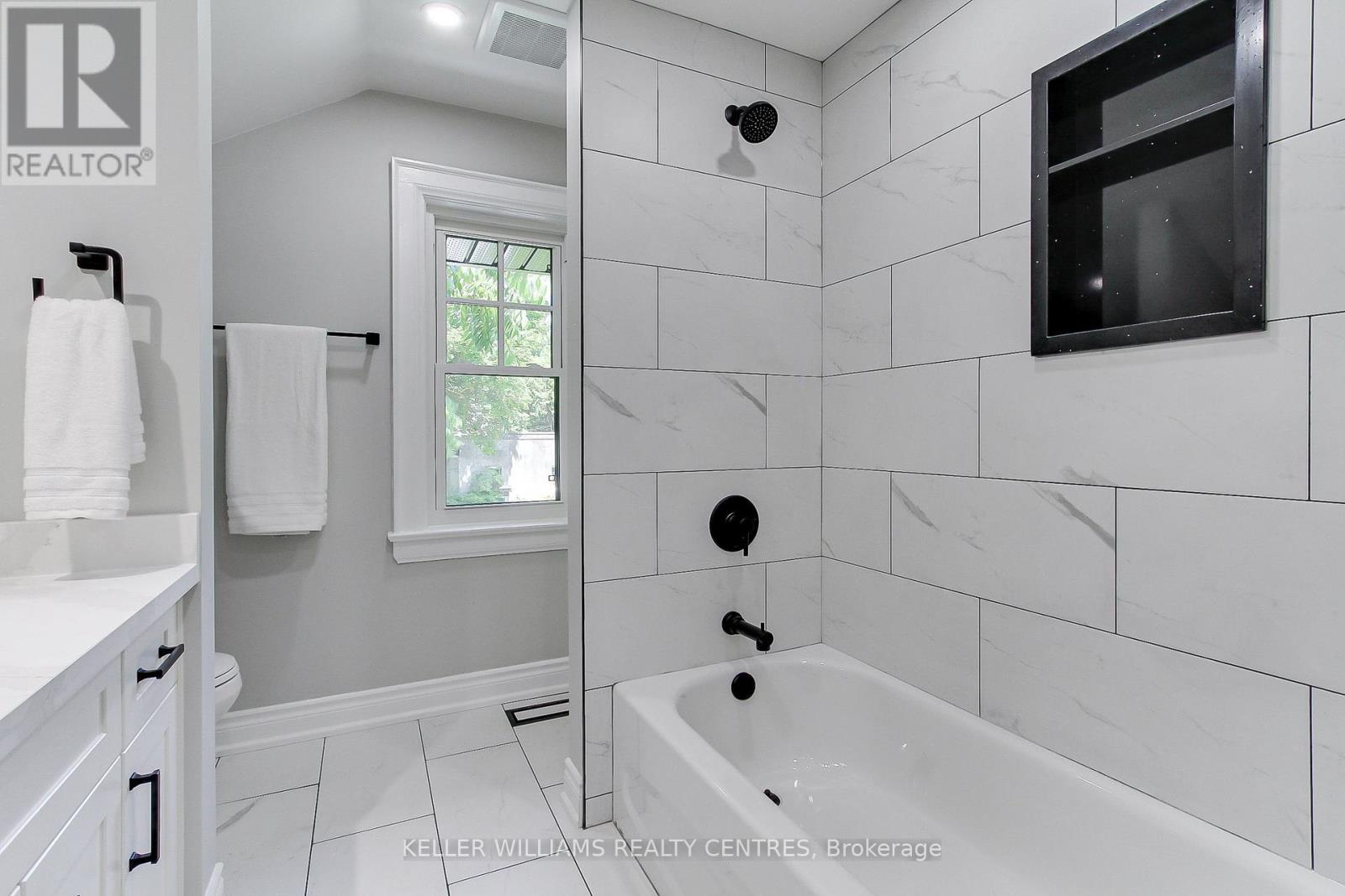 Photo 32 of 379 Park Avenue, Newmarket ON